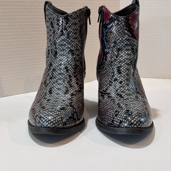 Sugar Women's Tula Ankle Booties Boots Western SZ 8 Snakeskin Pattern EUC - Picture 3 of 10